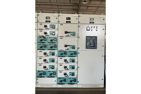 What are the key points of the wiring specifications for low voltage switchgear equipment?