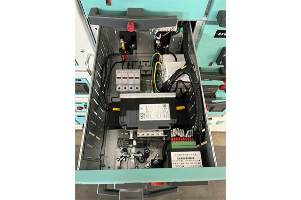 How does the fast disconnection capability of low voltage switchgear equipment cope with sudden circuit failures?