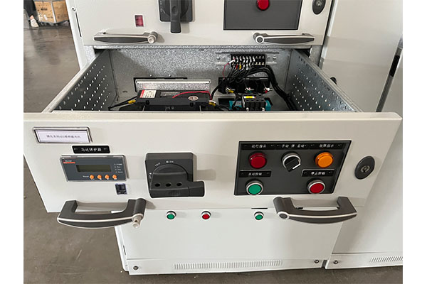 What is the maximum rated current of Siemens SIVACON 8PT low voltage switchgear equipment?